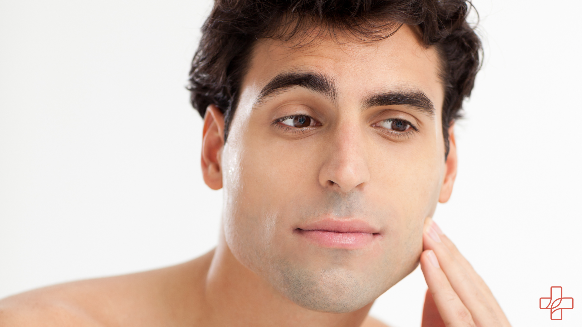 Mann pflegten seinen abrasierten Bart mit After Shave Hypogen Care