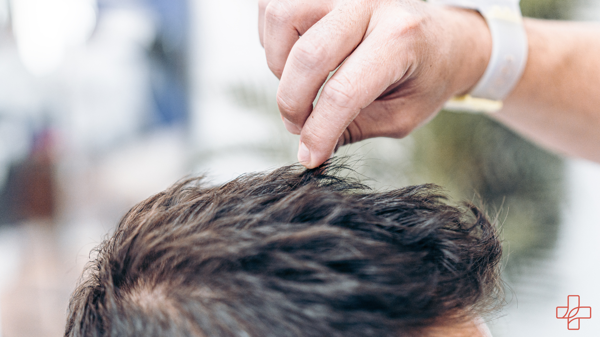 Mann bekommt seine Haare gestylt Hypogen Care