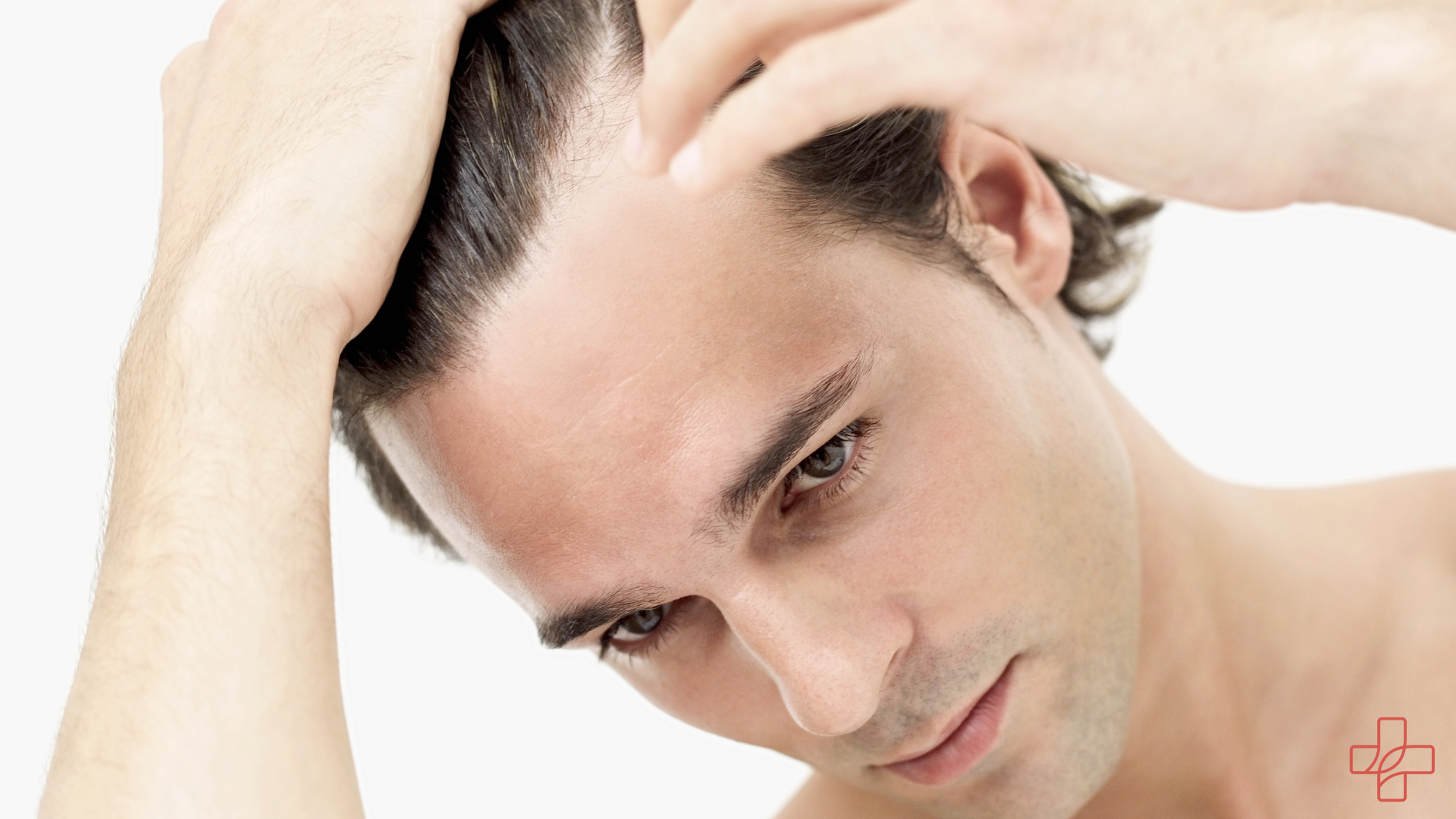 Mann schaut nach unten und pflegt seine Haare Hypogen Care