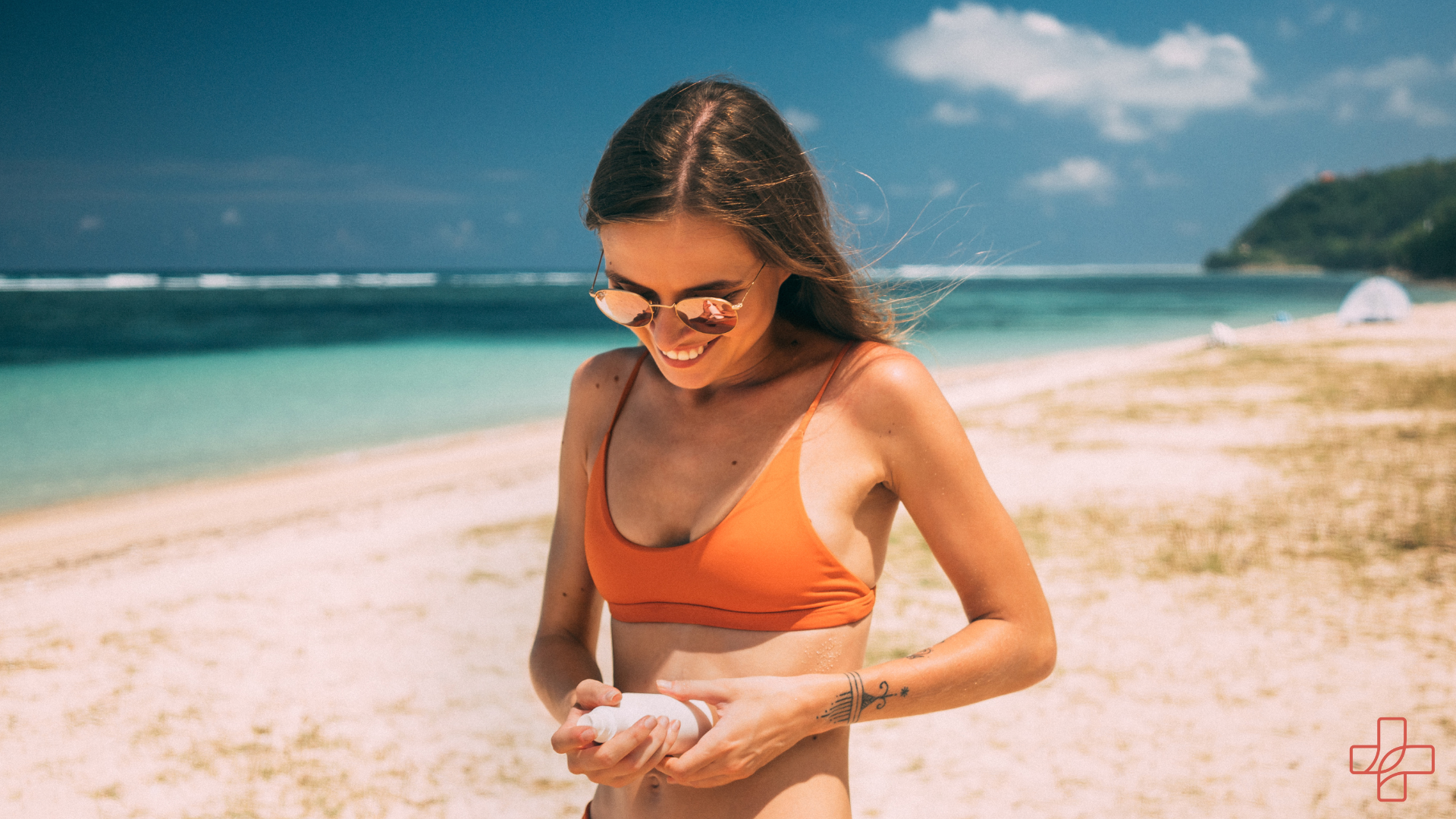 Frau steht am Stand mit Sonnencreme und ist dabei sich einzucremen Hypogen Care