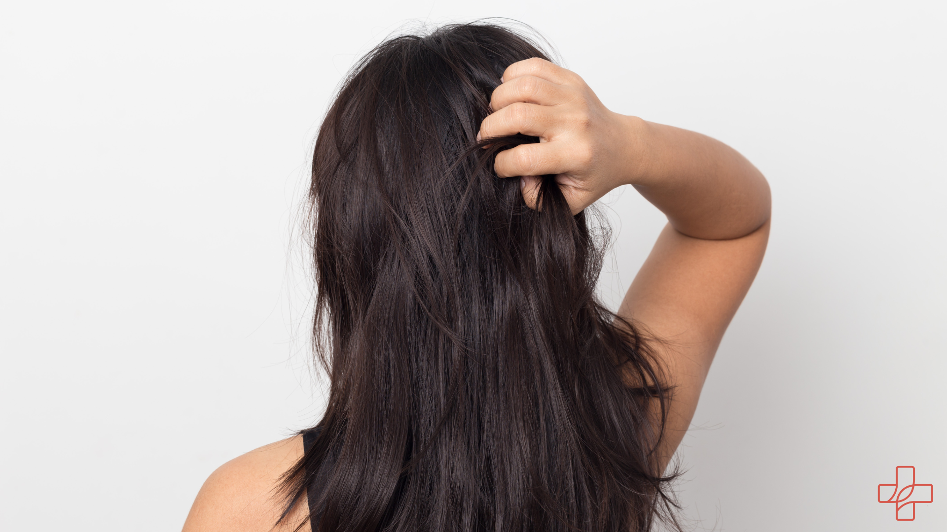 Frau pflegt ihre langen schwarzen Haare Hypogen Care