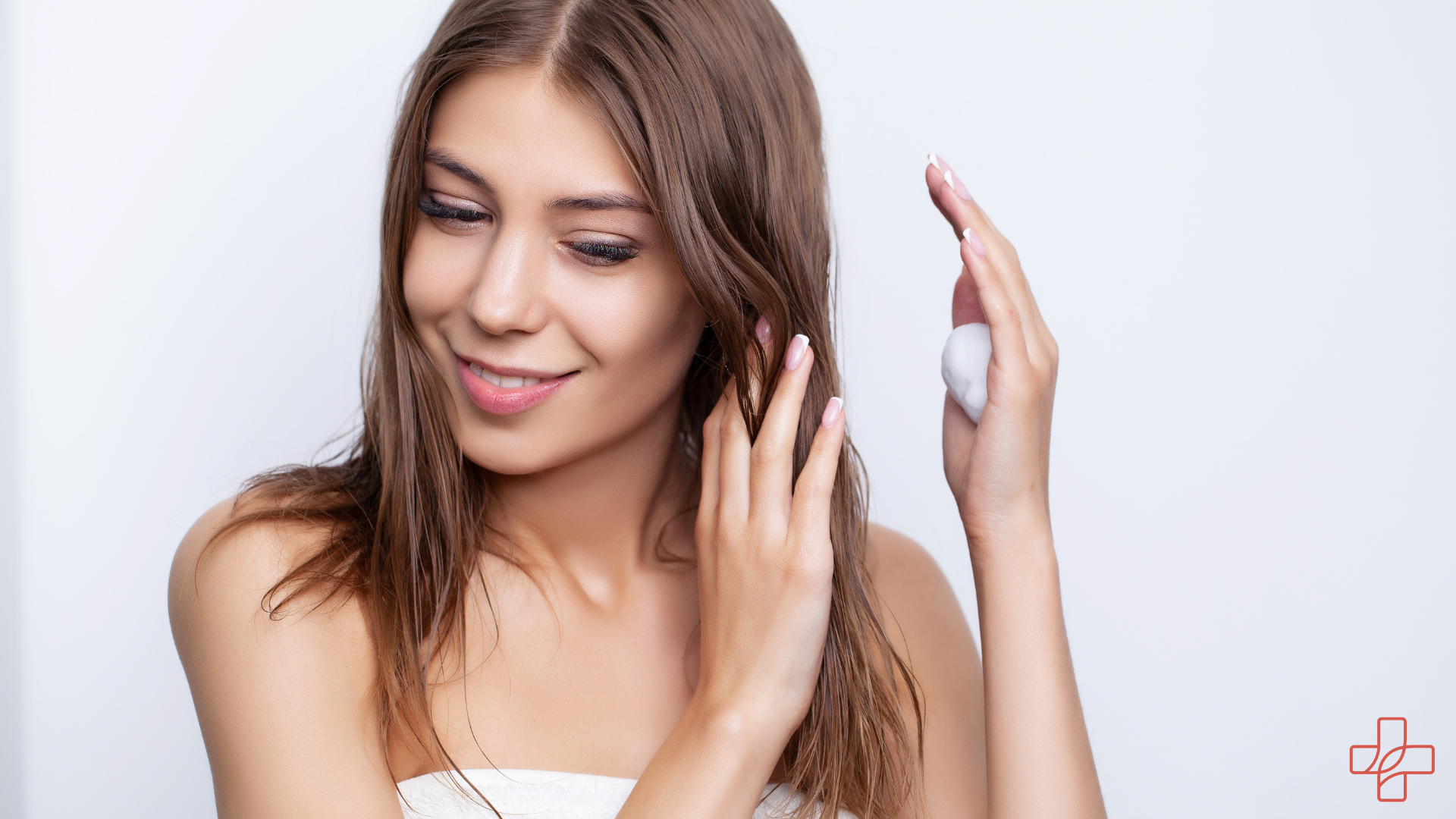 junge Frau pflegt ihre braunen Haare Hypogen Care