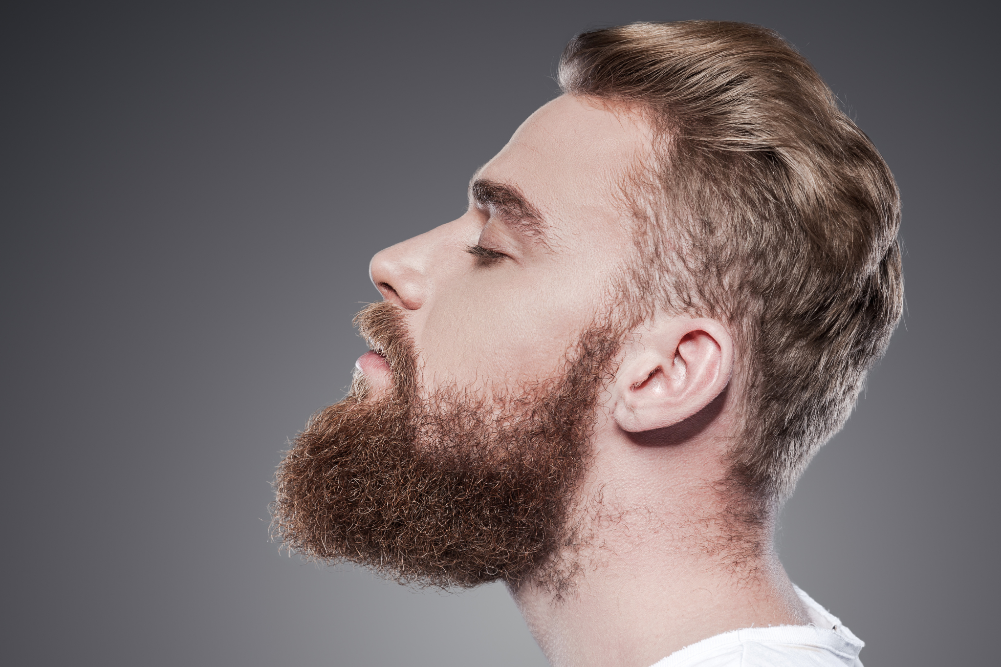 Mann im Profil hat die Augen zu und zeigt seinen Bart Hypogen Care