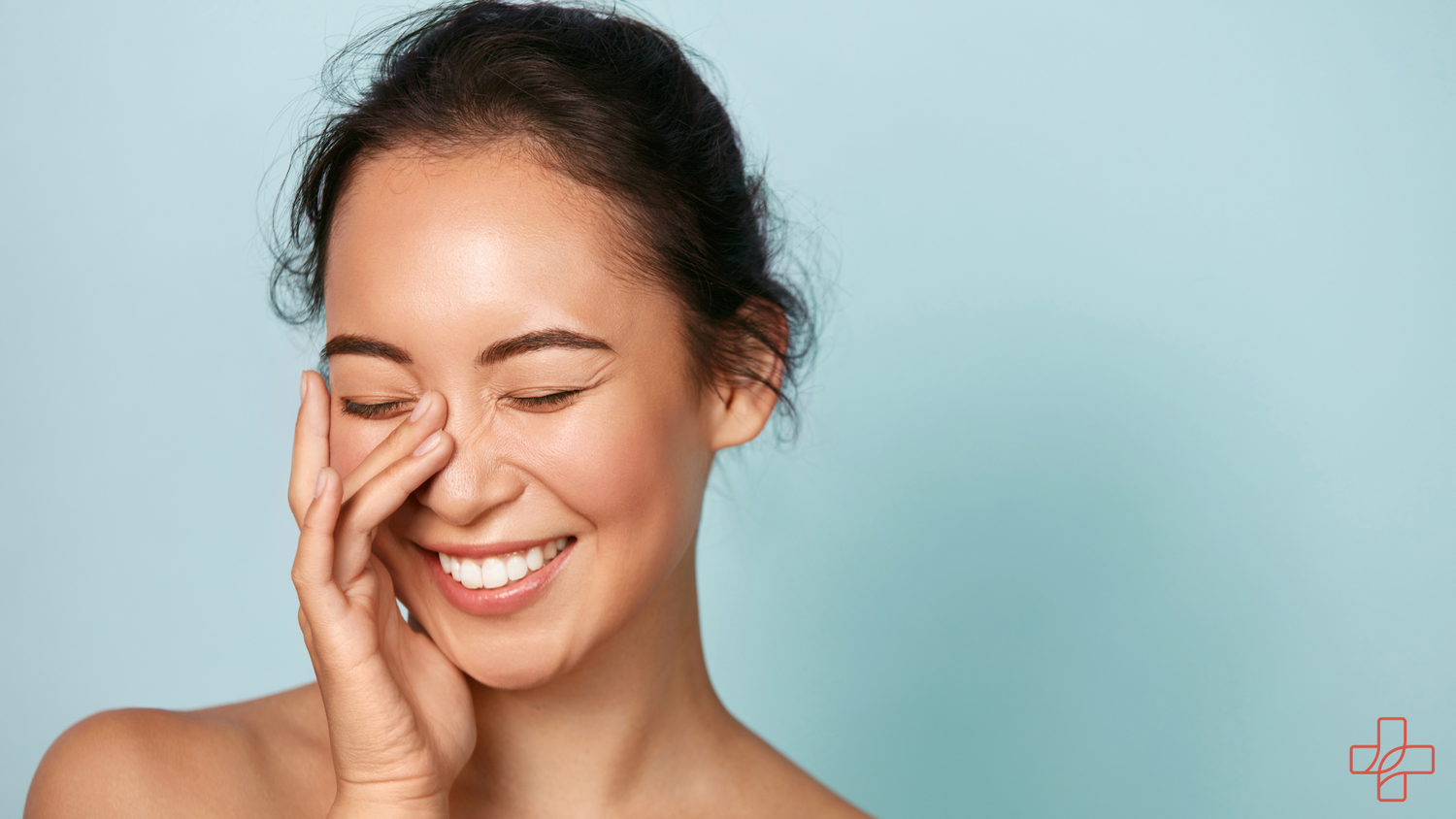 Frau Lacht und fasst sich ins Gesicht Hypogen